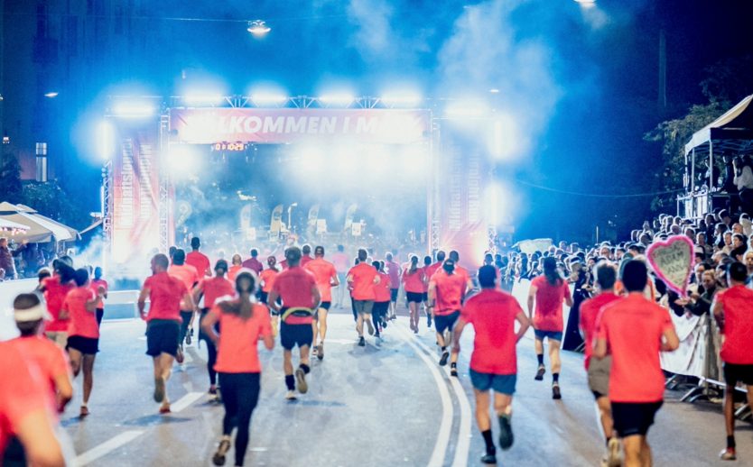 Målgång Midnattsloppet Stockholm 2025 Bild bakom löparna