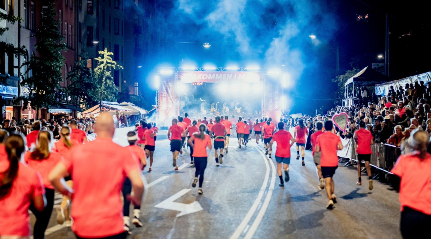 Löpare som springer mot mål i Midnattsloppet Stockholm