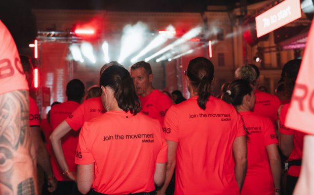 Midnight run helsinki 2025 starten rosa tröja