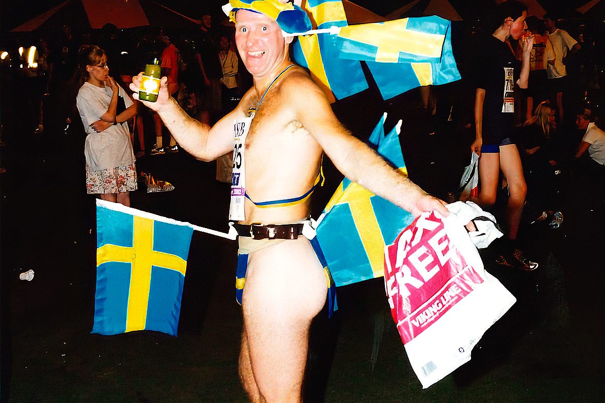 2002 historiska bilder maskerad