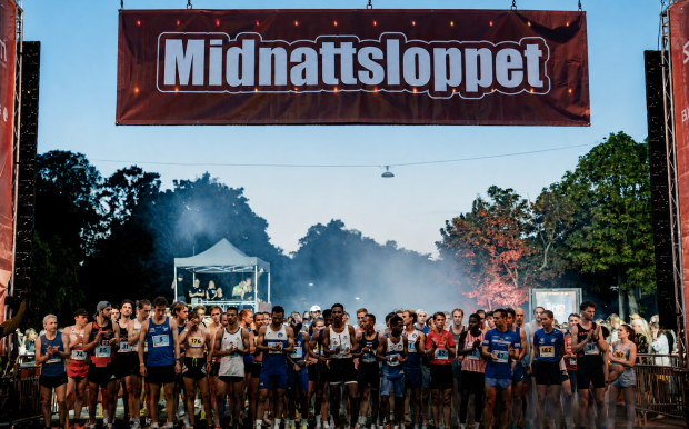 Eliten väntar på att startskottet ska gå under Midnattsloppet Stockholm 2026