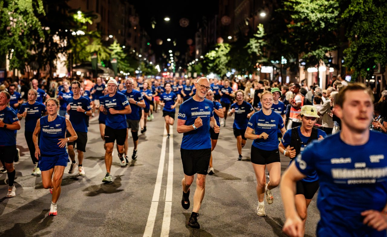 Löpare påväg mot mål i Midnattsloppet 2026
