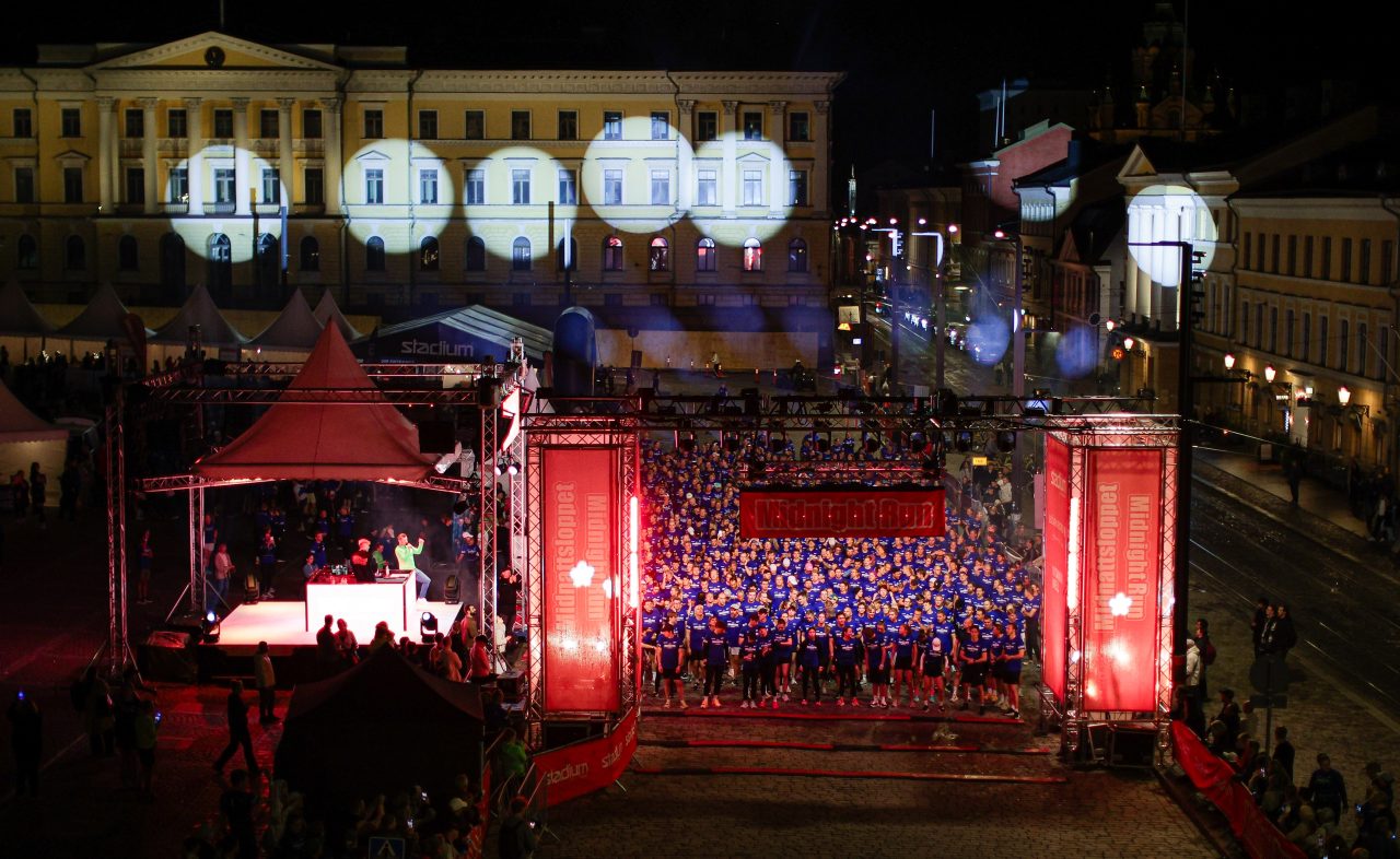 Löpare står och väntar på startskottet under Midnight Run Helsinki 2026