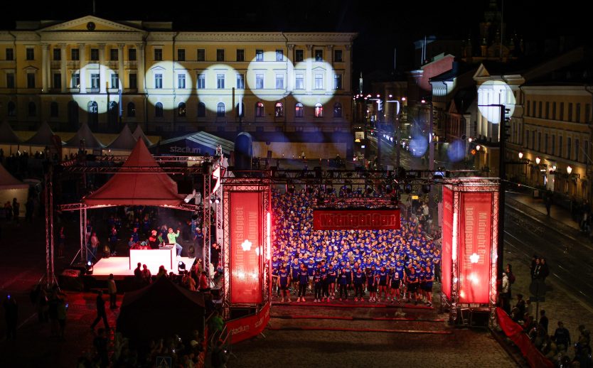 Löpare står och väntar på startskottet under Midnight Run Helsinki 2026