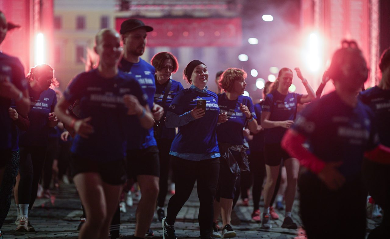 Löpare springer från starten under Midnight Run Helsinki 2026