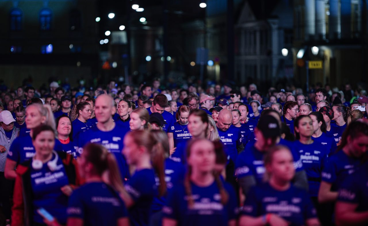 Löpare i startfållan som väntar på starten av Midnight Run Helsinki 2026