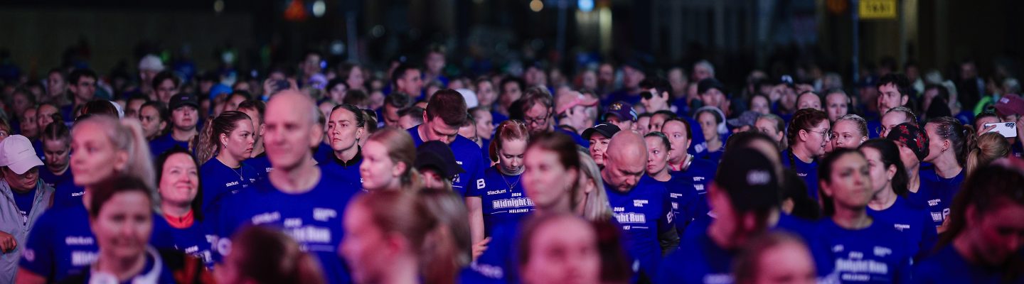 Löpare i startfållan som väntar på starten av Midnight Run Helsinki 2026