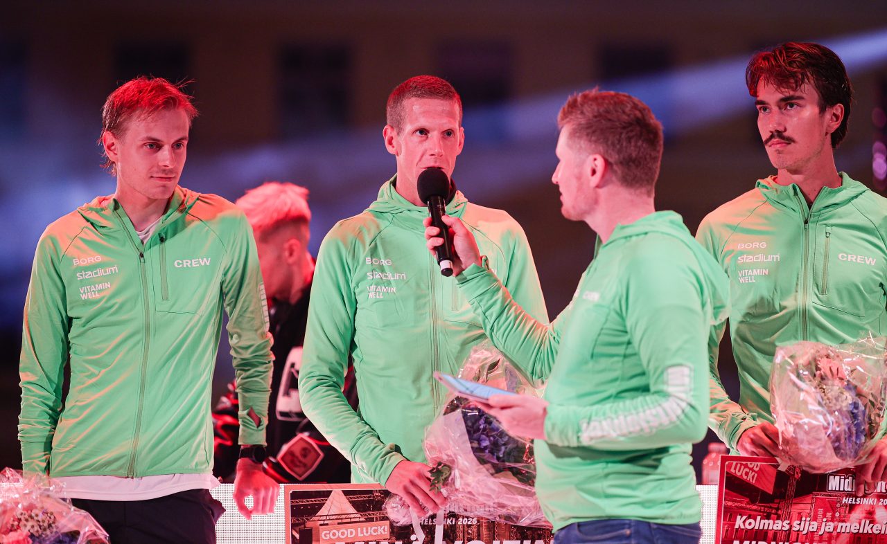 Vinnaren i herrklassen blir intervjuad av speaker på scenen under Midnight Run Helsinki 2026