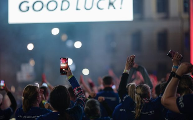 Löpare fotar och peppar igång inför starten i startfållan under Midnight Run Helsinki 2026