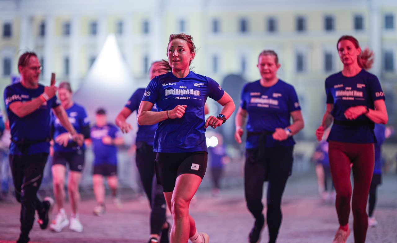 Löpare springer över mållinjen under Midnight Run Helsinki 2026