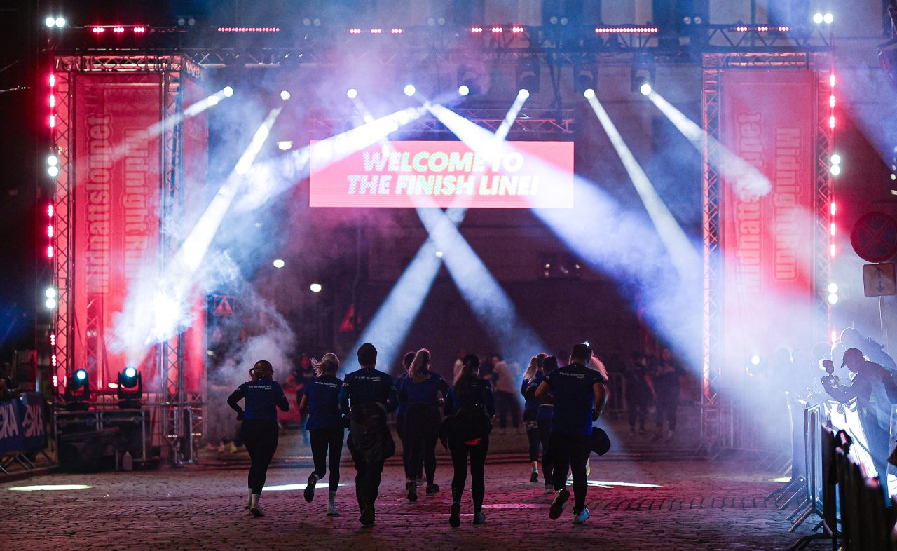 Löpare springer in i mål och välkomnas över mållinjen under Midnight Run Helsinki 2026