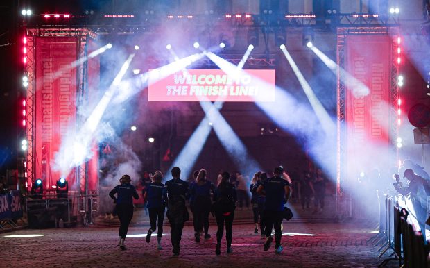 Löpare springer in i mål och välkomnas över mållinjen under Midnight Run Helsinki 2026