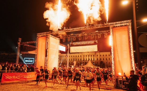 Eld i startportalen när första startskottet går och eliten springer iväg från starten av Midnight Run Helsinki 2026