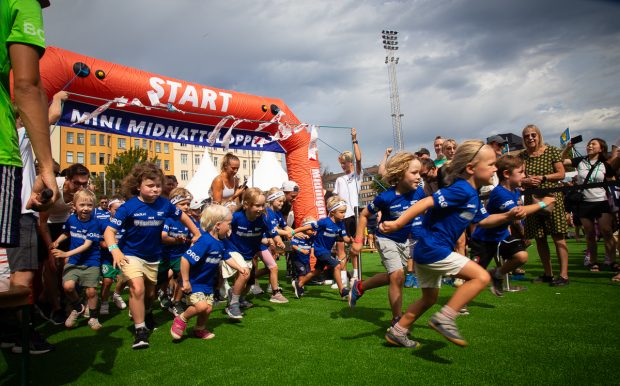 De minsta barnen springer i full fart från starten under Mini Midnattsloppet 2026