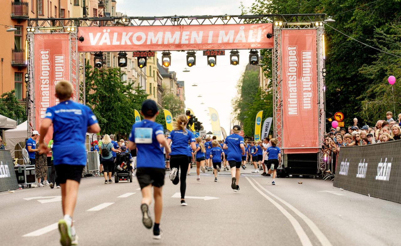 Barn springer mot målet under Lilla Midnattsloppet 2026