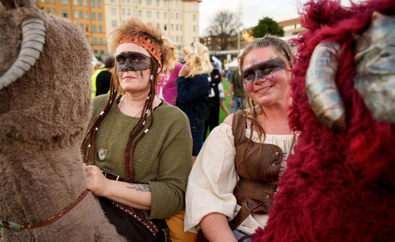 Maskeraddeltagare utklädda till medeltida personer på Runners Corner under Midnattsloppet Stockholm 2026