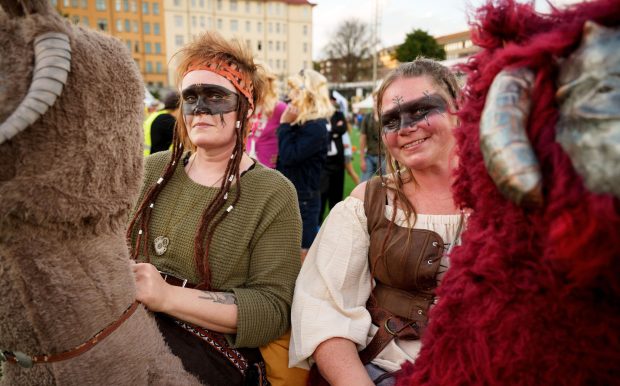 Maskeraddeltagare utklädda till medeltida personer på Runners Corner under Midnattsloppet Stockholm 2026