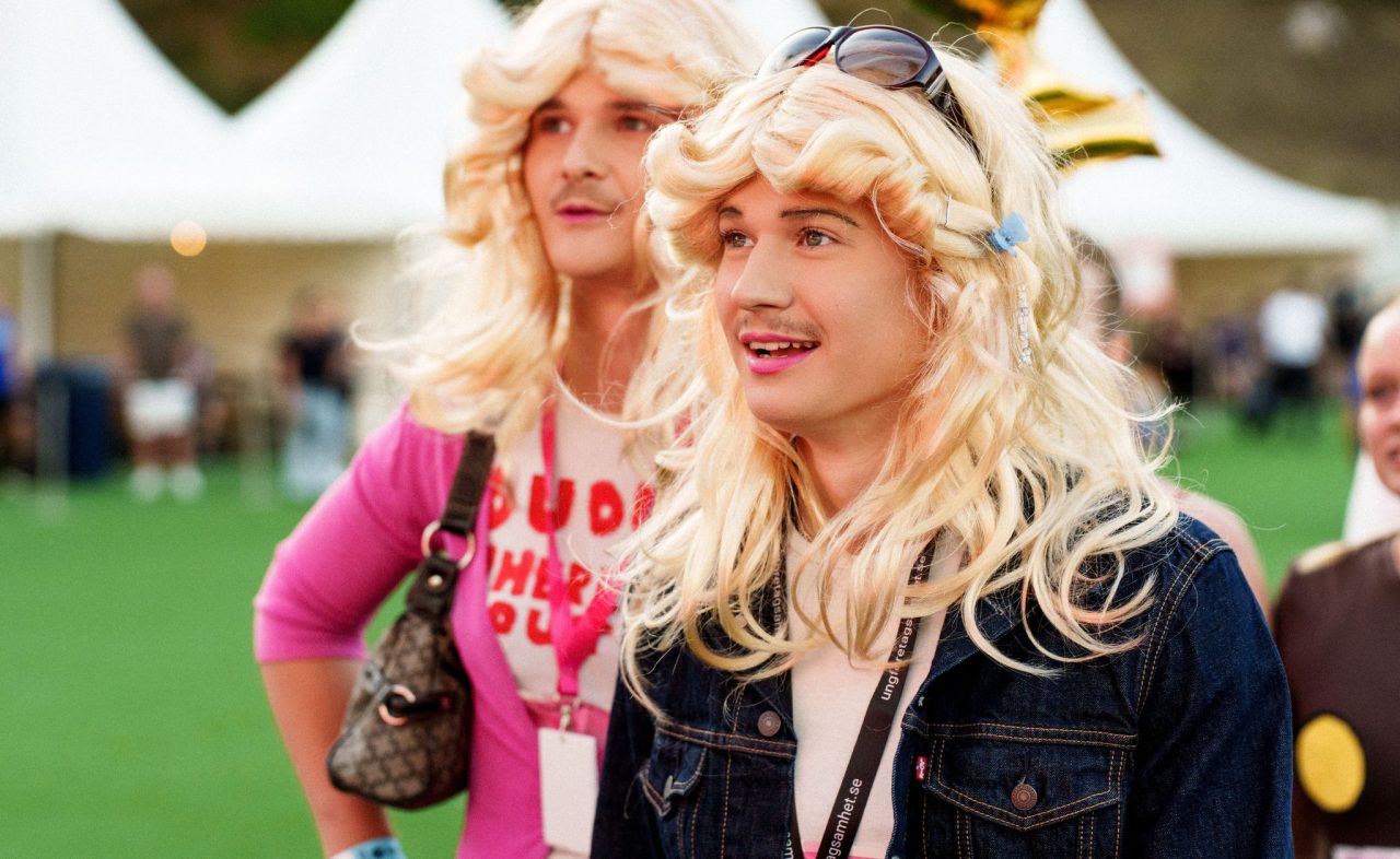 Maskeraddeltagare utklädda till white chicks under Midnattsloppet Stockholm 2026
