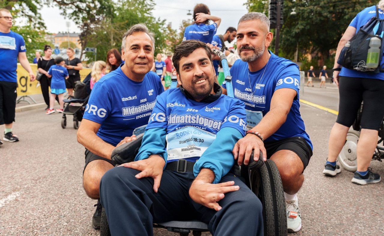 Tre personer som förbereder sig inför starten av Glada Midnattsloppet 2026