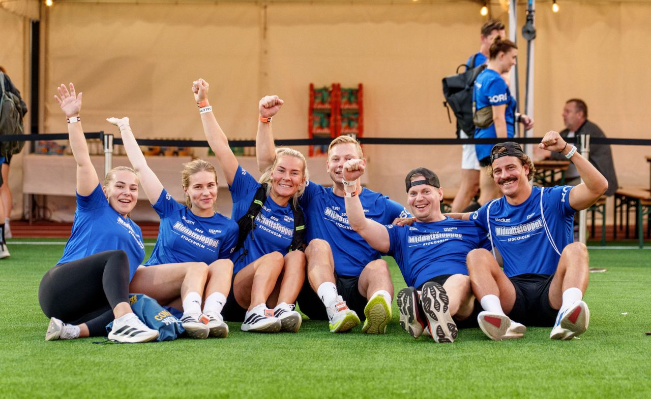 Glada löpare på Runners Corner under Midnattsloppet Stockholm 2026