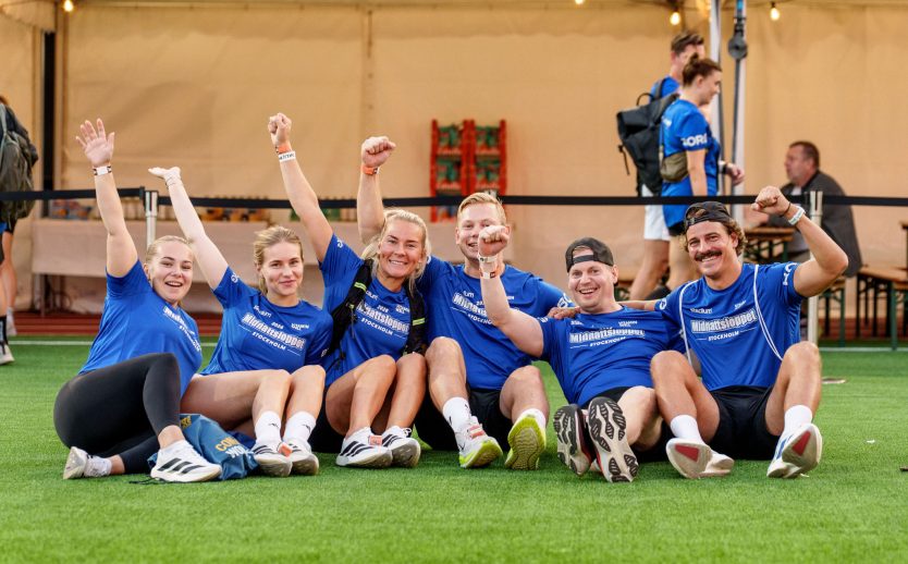 Glada löpare på Runners Corner under Midnattsloppet Stockholm 2026