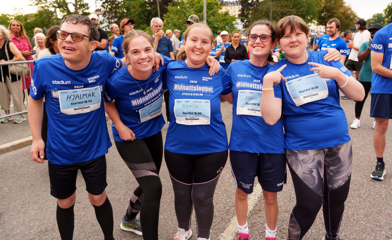 En gruppbild med löpare inför starten av Glada Midnattsloppet 2026