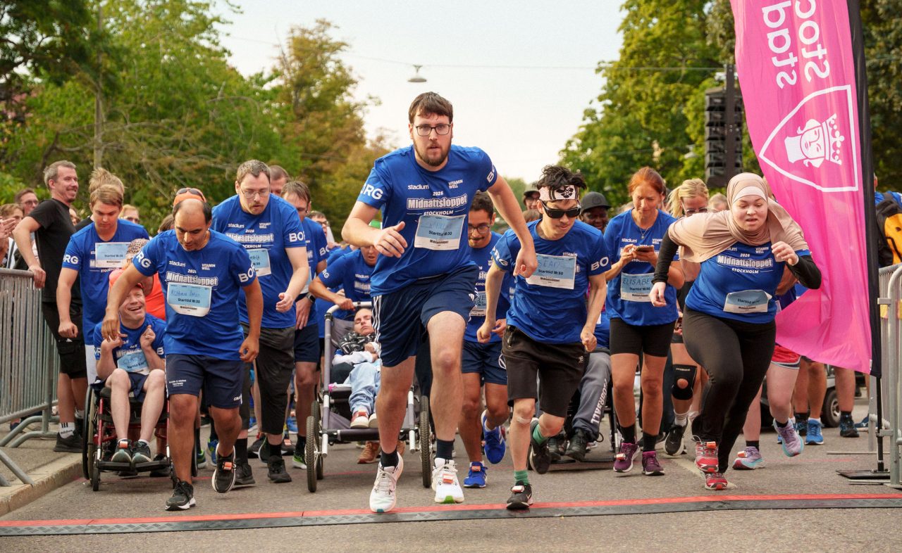 Deltagare som startar på startlinjen under Glada Midnattsloppet 2026